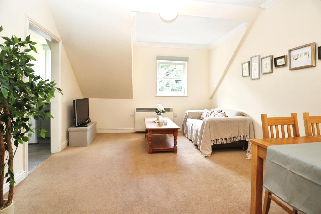 Station Terrace, Buckingham, MK18 photo 4