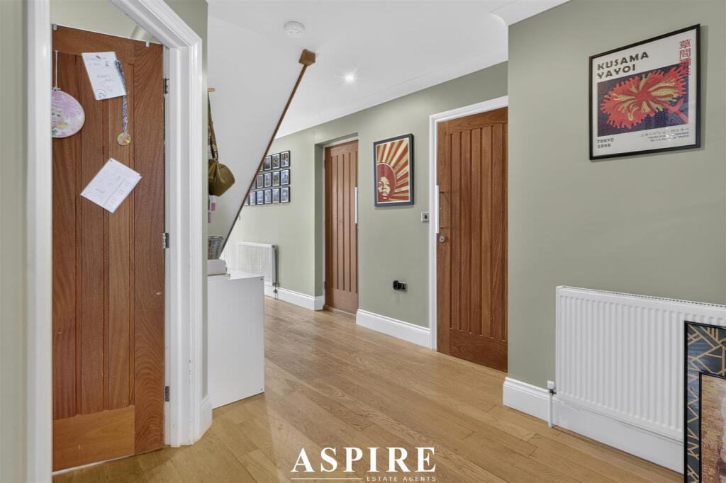House in Southend-on-Sea - More