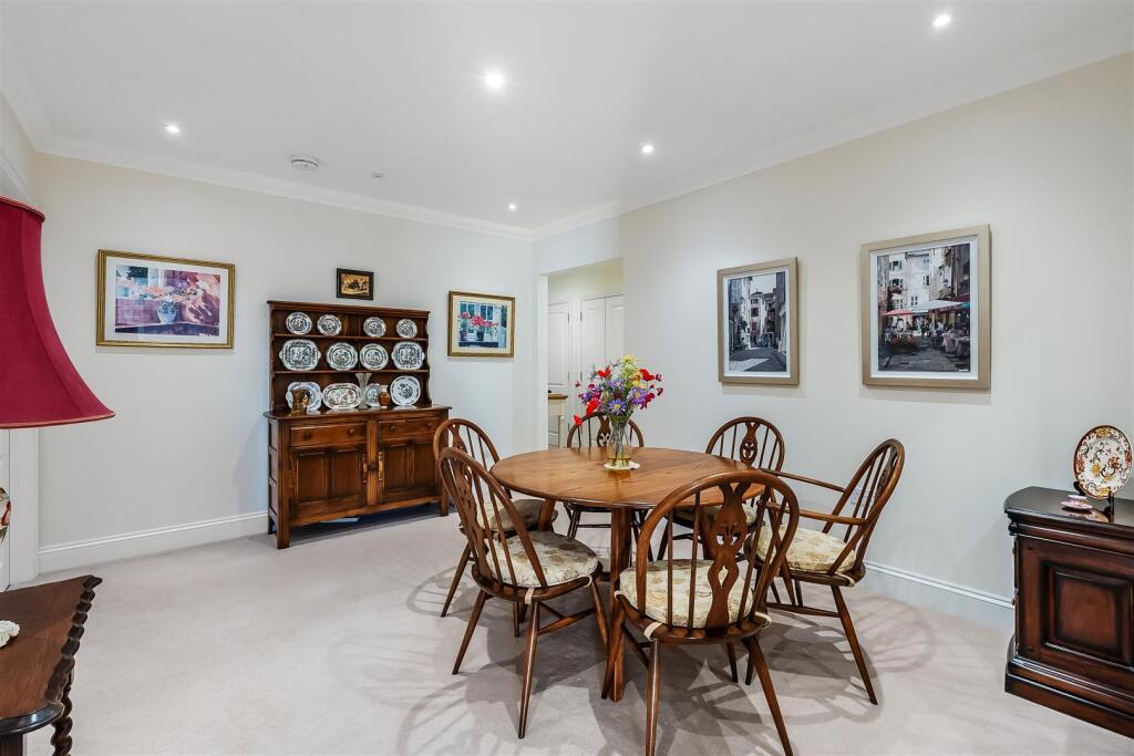 Hartfield Road, Leatherhead, KT22 photo 4