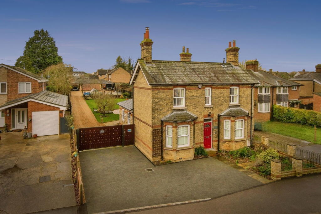 3-bed detached on Stotfold Road, Arlesey, SG15 6XT, £775,000