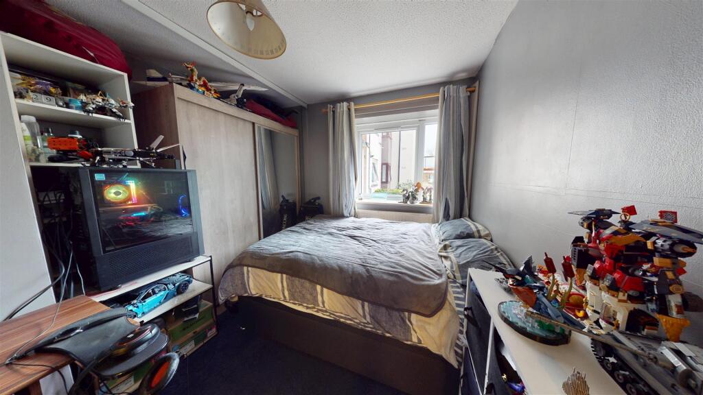 Squires Court, Canterbury Gardens, Eccles New Road - Mehr