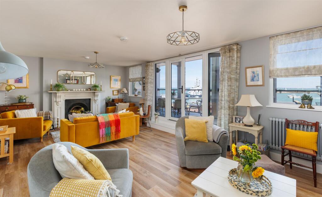 RARELY AVAILABLE IN OLD TOWN COWES - Bath Road, Cowes - View 5