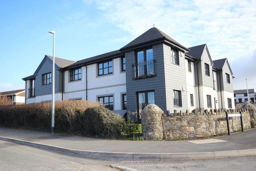 2-bed flat on Lon Y Dderwen, Conwy, £235,000