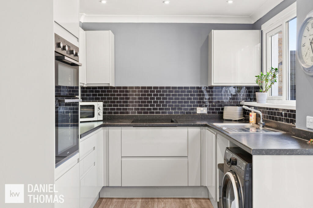 DANIEL THOMAS | Roundhills, Waltham Abbey, EN9 photo 4