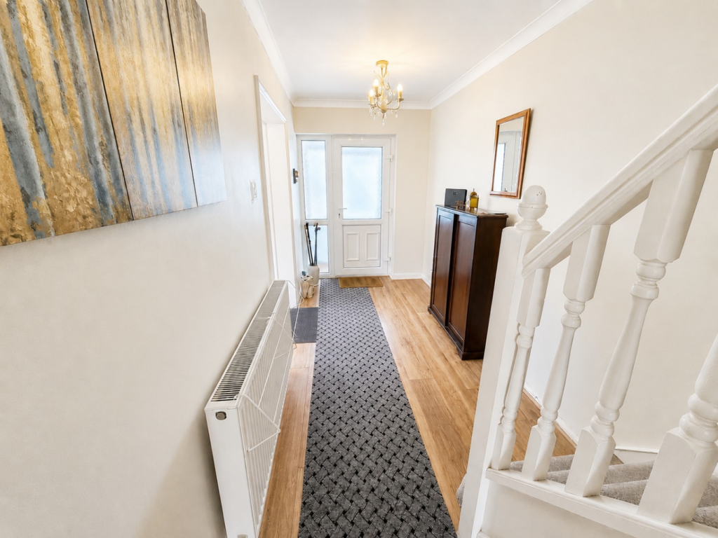 House in Rochford, Hockley - More