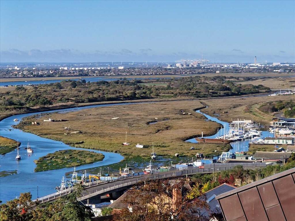 Apartment in Southend-on-Sea, Leigh-on-Sea - More