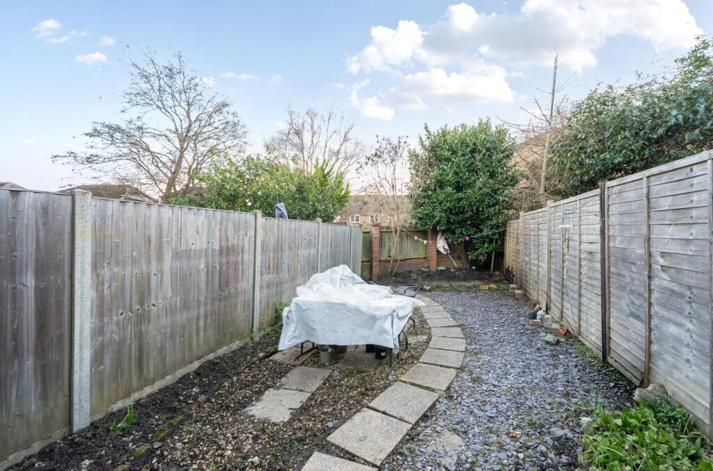 Grenadiers Way, Farnborough photo 3