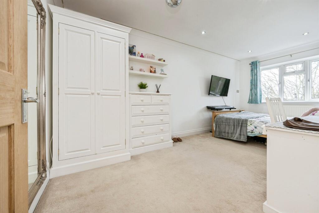 Additional image 22 of Mount Drive, Park Street, St. Albans