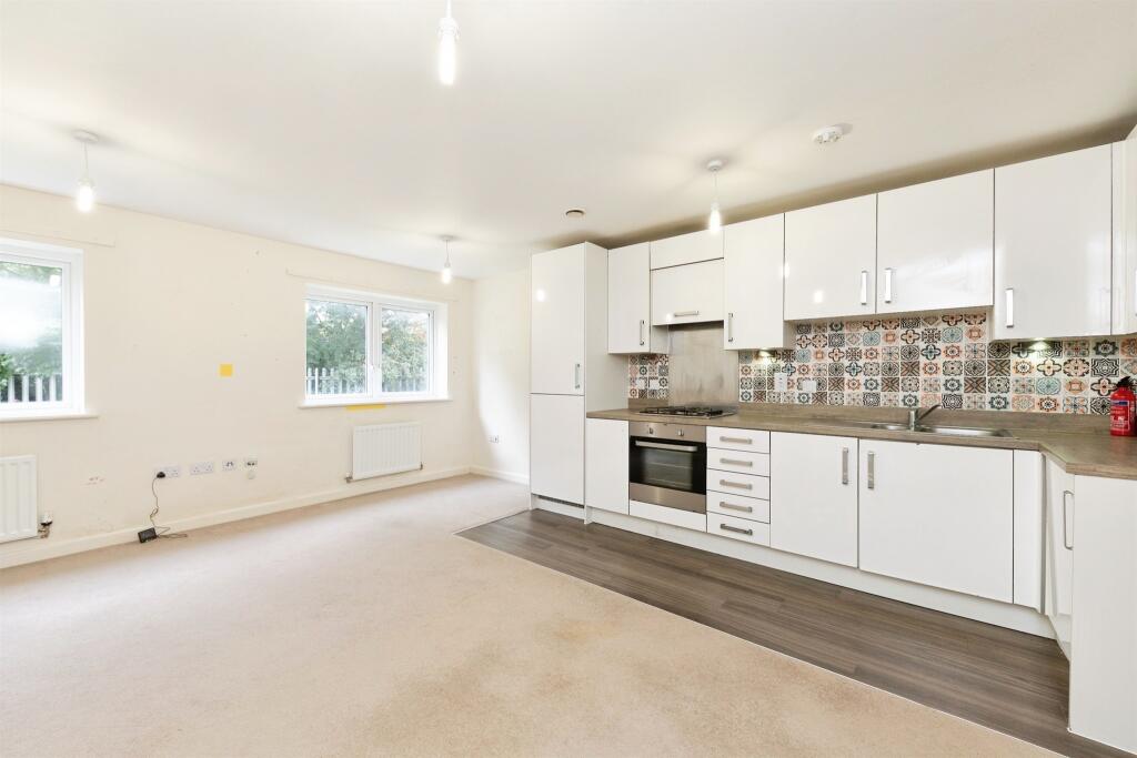Apartment in Welwyn Hatfield, Hertfordshire - View 2