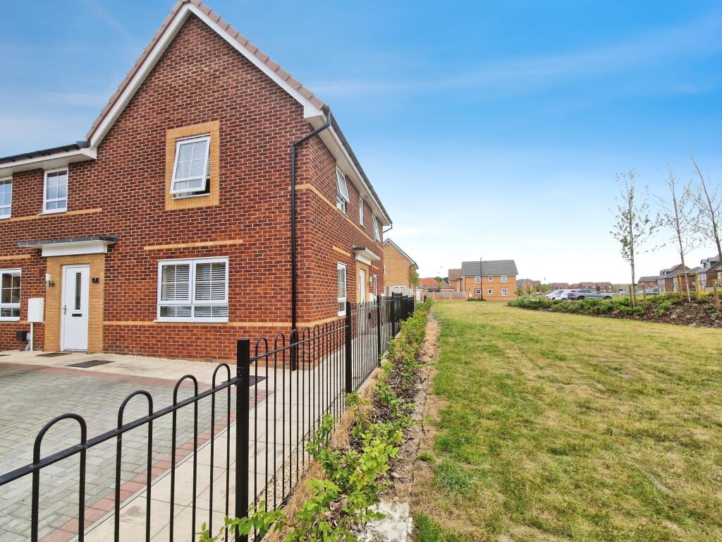 3-bed semi-detached on Valerian Close, Rossington, Doncaster, DN11, £215,000
