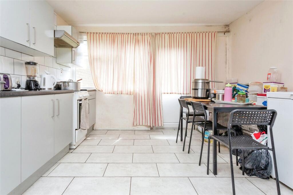 Penryn Avenue, Fishermead, Milton Keynes, Buckinghamshire, MK6 photo 4