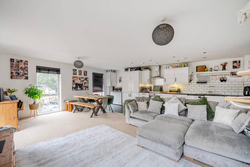 Apartment in Kingston upon Thames - View 4