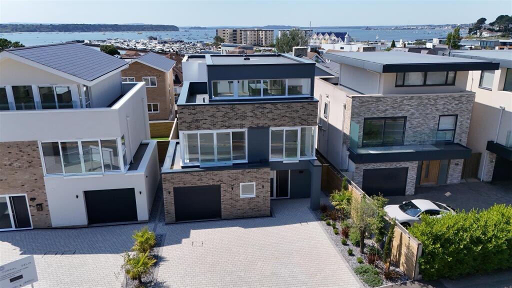 Sandbanks Road, Lilliput