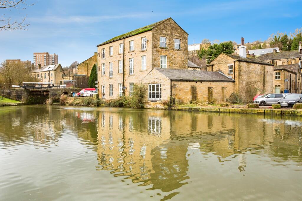 1-bed flat on Old Cawsey, Sowerby Bridge, £75,000