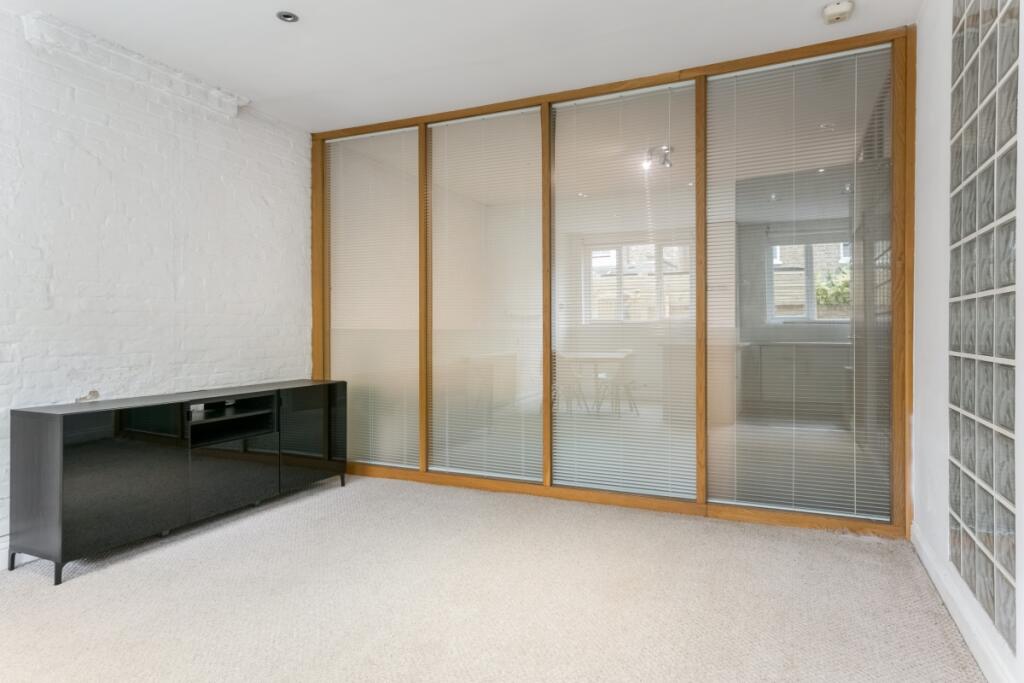Apartment in Windsor - More