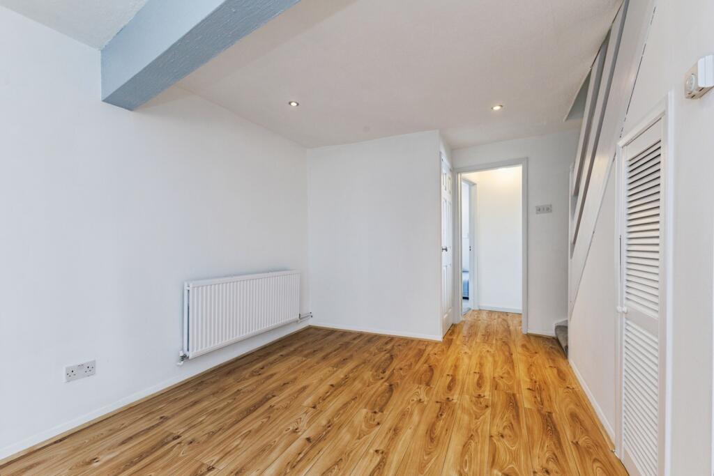 House in Kingston upon Thames - More