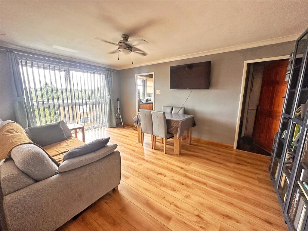 Baguley Crescent, Rhodes, Middleton, Manchester, M24 photo 4
