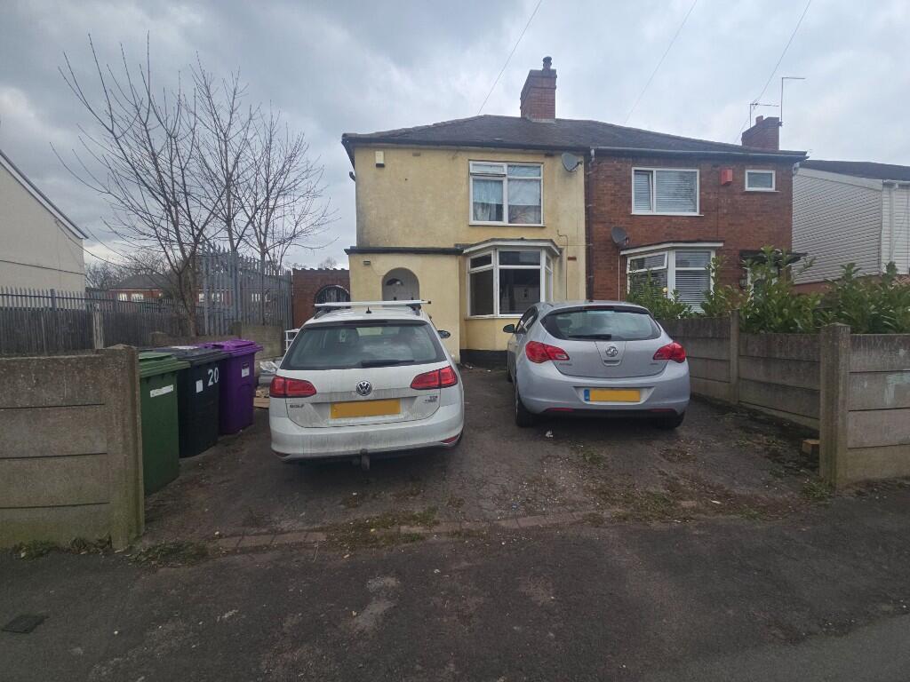 3-bed semi-detached on Fifth Avenue, Wolverhampton, West Midlands, WV10, £180,000