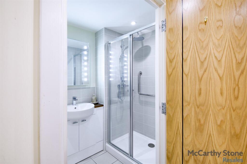 Apartment in Southend-on-Sea - More