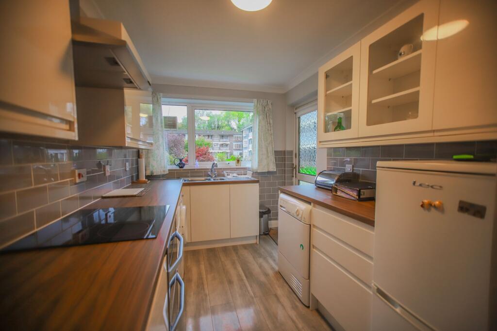 Warren Close, Bramhall, SK7 photo 4