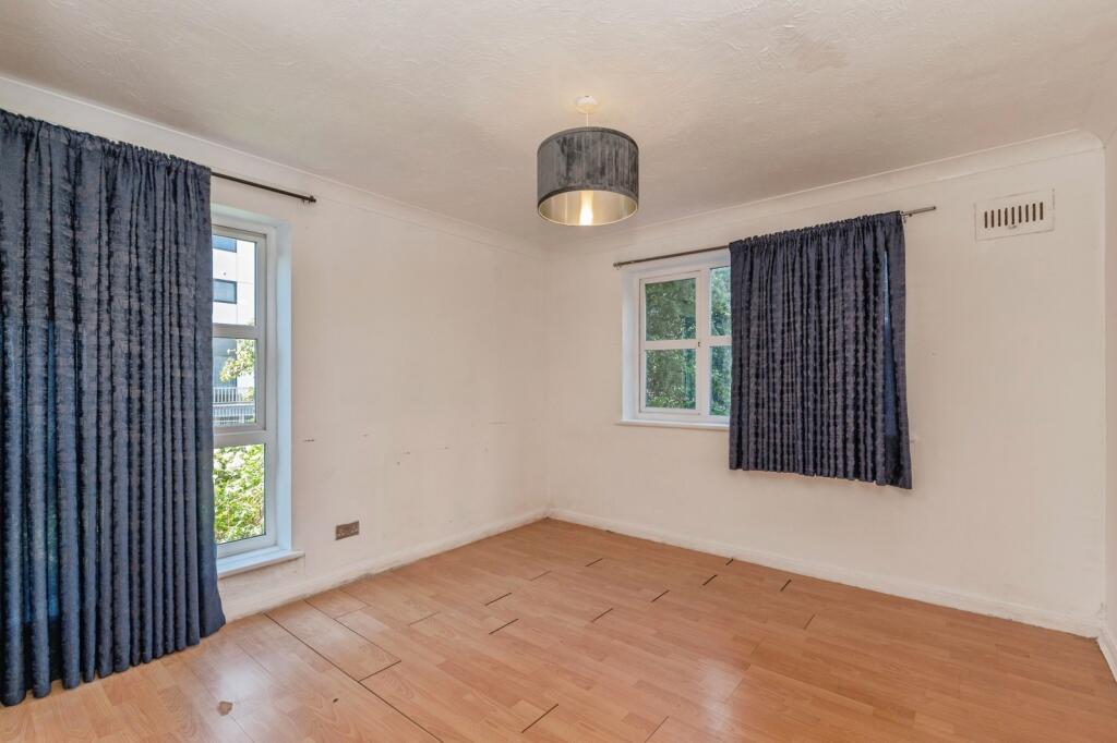Apartment in Southend-on-Sea - More