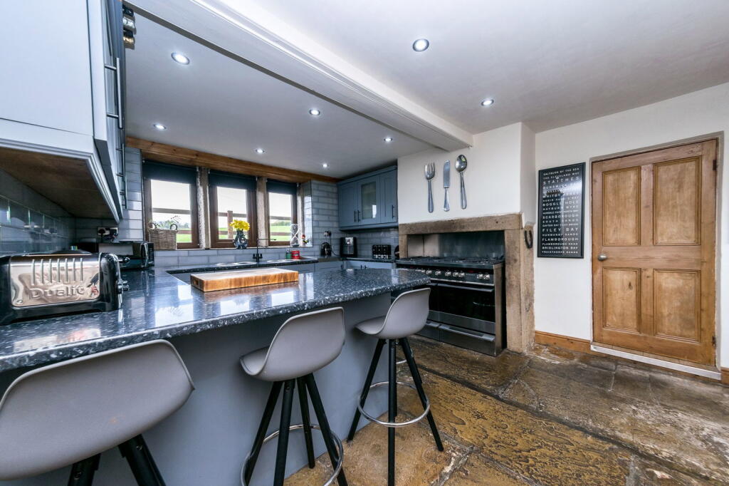 Paris, Scholes, Holmfirth, HD9 photo 2