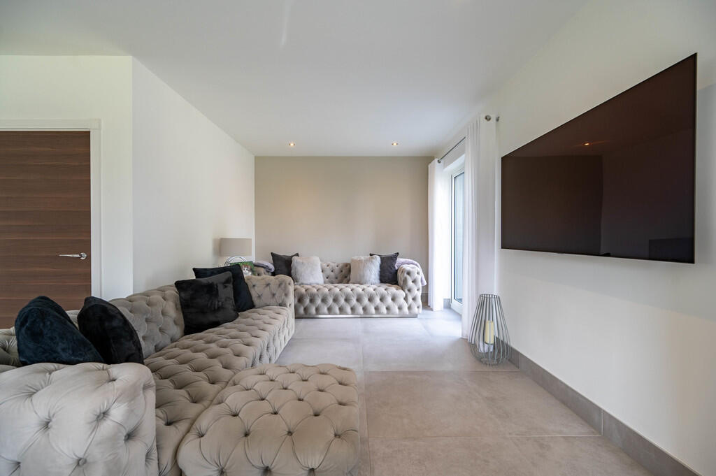 House in Nottingham, Bramcote - View 4