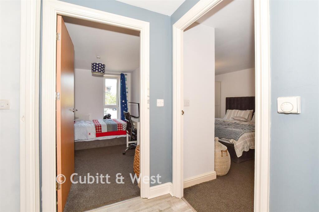 Apartment in Crawley, Three Bridges - More