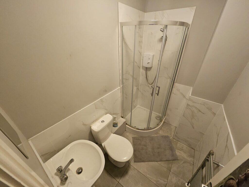 6 bedroom end of terrace house for rent
