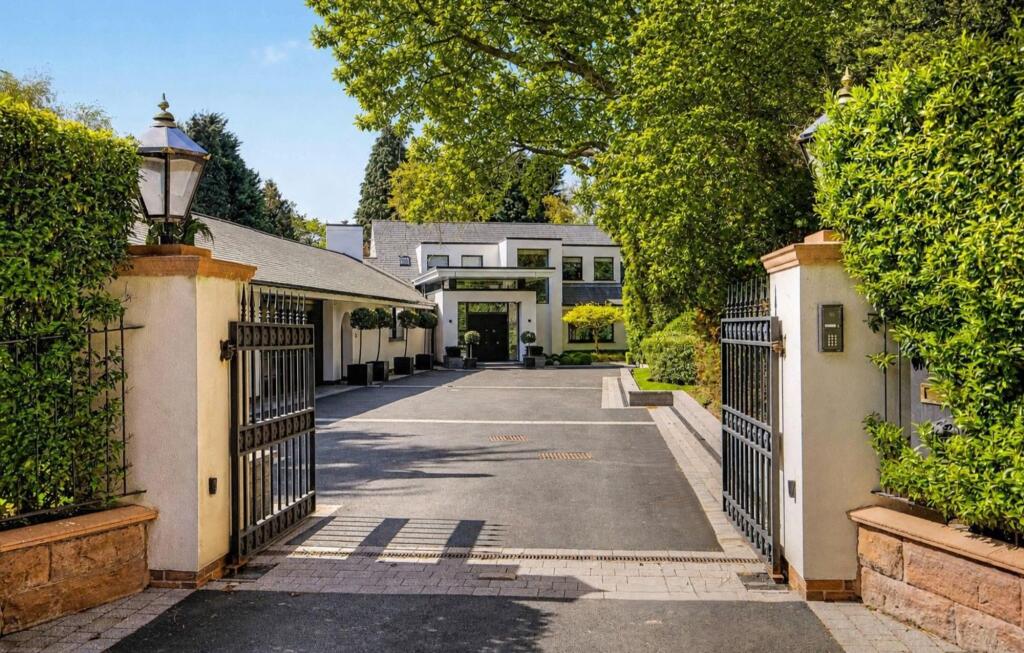Main image of property: Broadway, Hale, WA15