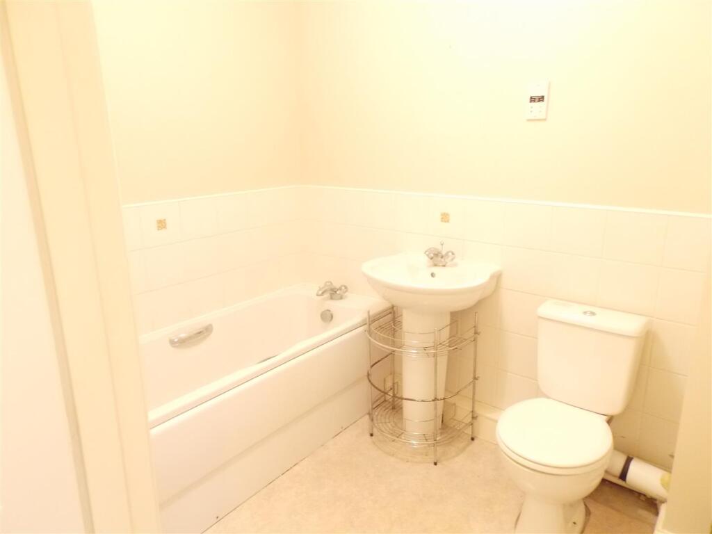 Apartment in Hull - View 5