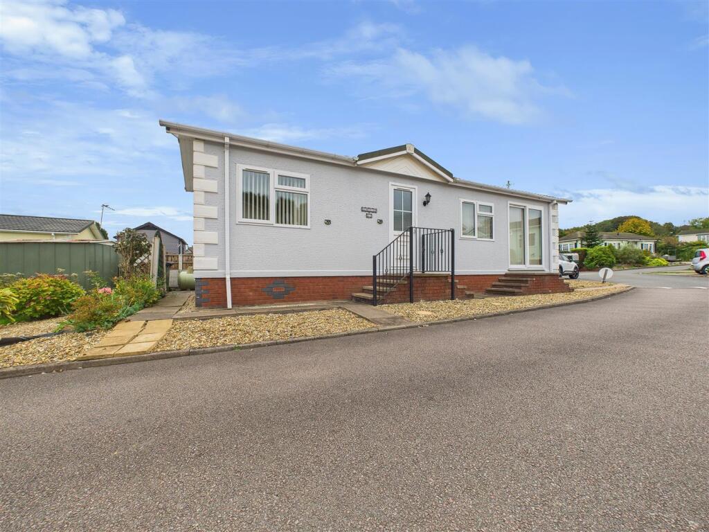 2-bed caravan on Lower Lodge Park, Rugeley Road, Armitage, Rugeley, £125,000