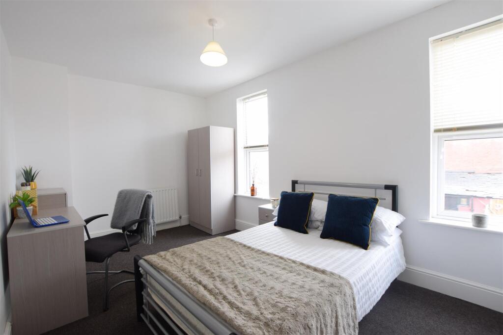 Main image of property: Smith Street - Student House - 26/27