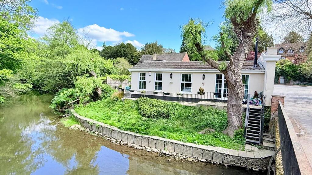 House in Leatherhead - View 4