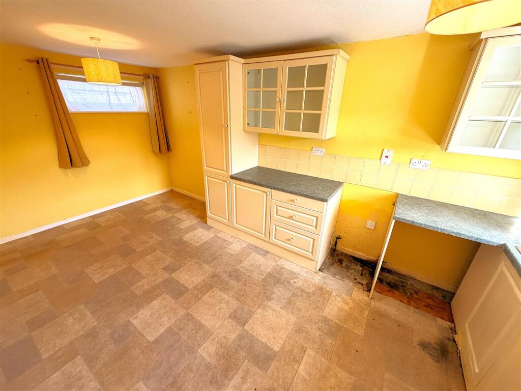 House in Northampton, North Northamptonshire - View 5