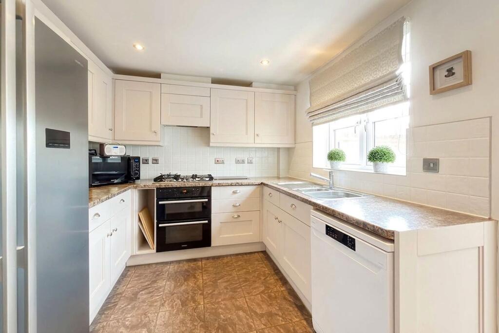 Columbine Way, Littlehampton, BN17 - More