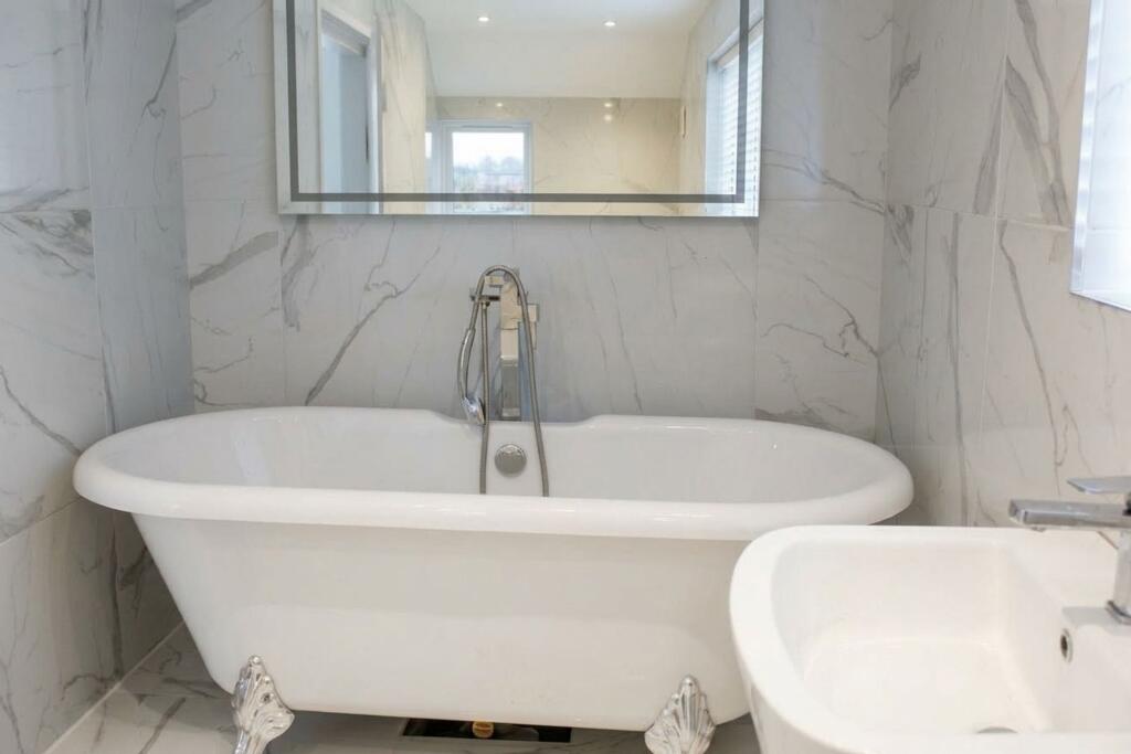 House in Doncaster, Croxton - View 4