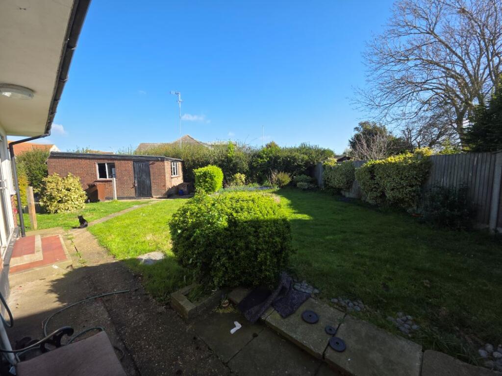 11 Dyke Crescent, Canvey Island, Essex, SS8 0QF photo 3