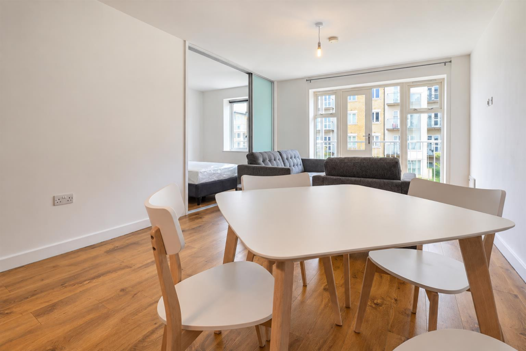 Apartment in Southall - More