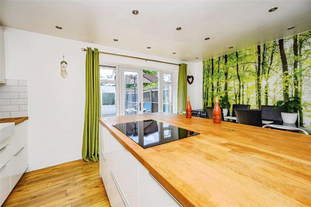 House in Houghton Regis, Central Bedfordshire - More