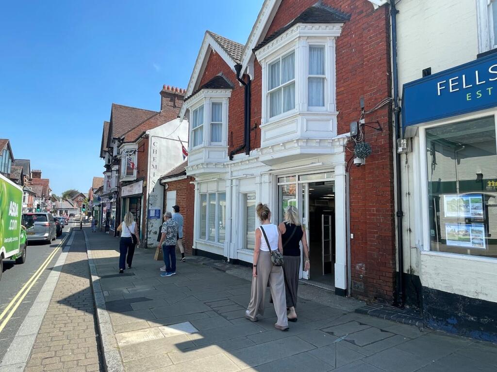 Main image of property: 32 High Street, Lyndhurst, SO43 7BG