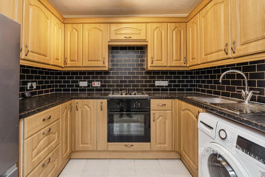 Apartment in Surrey Heath, Heatherside - View 3