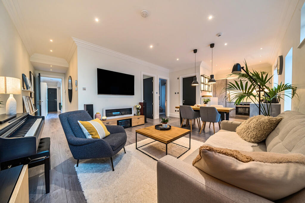 Main image of property: High Street, Bromley