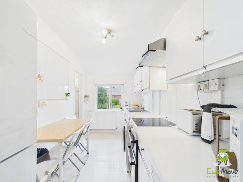 St. Andrews Road, Basingstoke, Hampshire, RG22 photo 2
