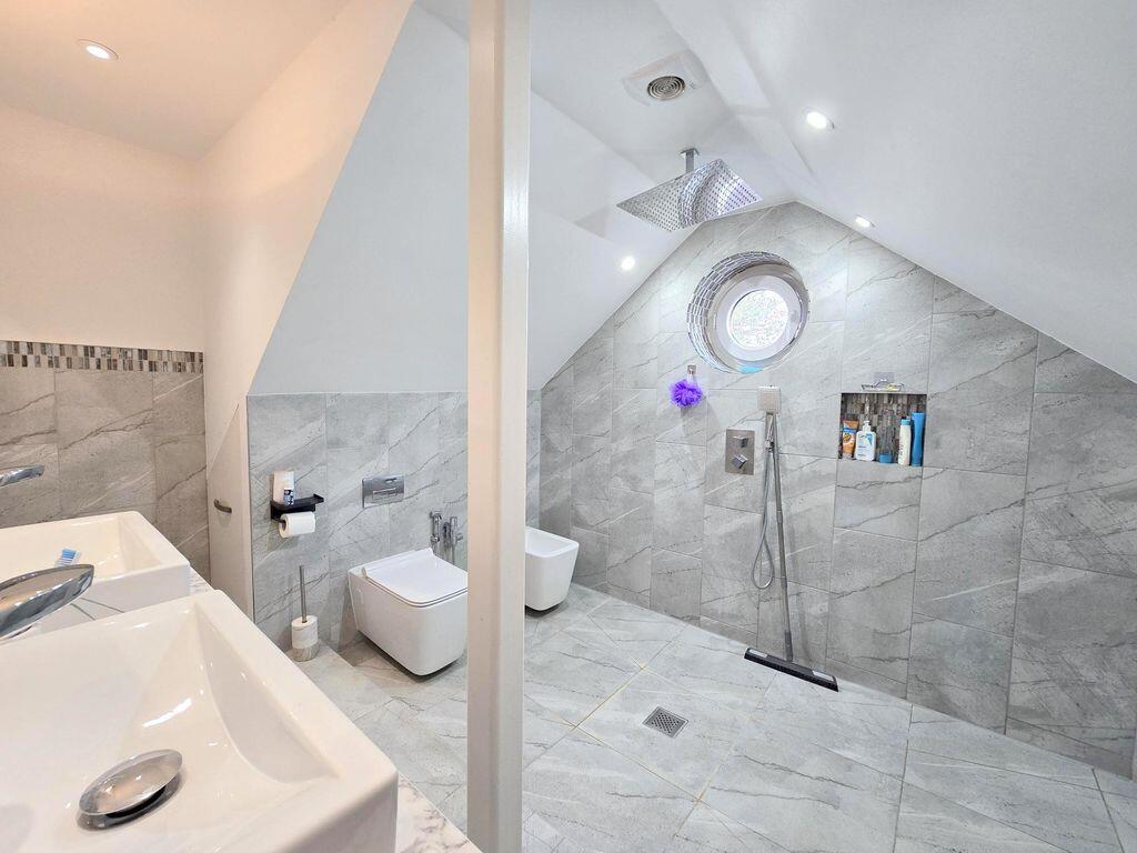 House in Three Rivers, Hunton Bridge, Abbots Langley - More
