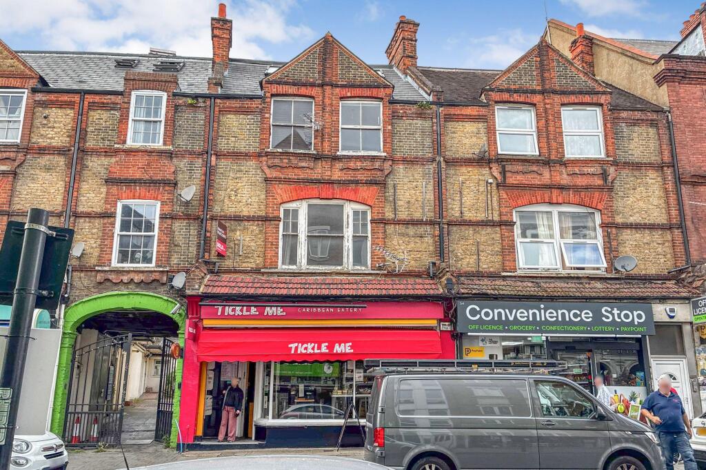 Studio flat on 56c Knights Hill, West Norwood, London SE27 0JD, £120,000