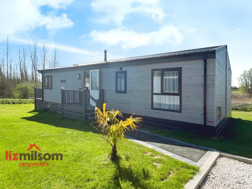 2-bed caravan on Park Road, Overseal, Swadlincote, £155,000