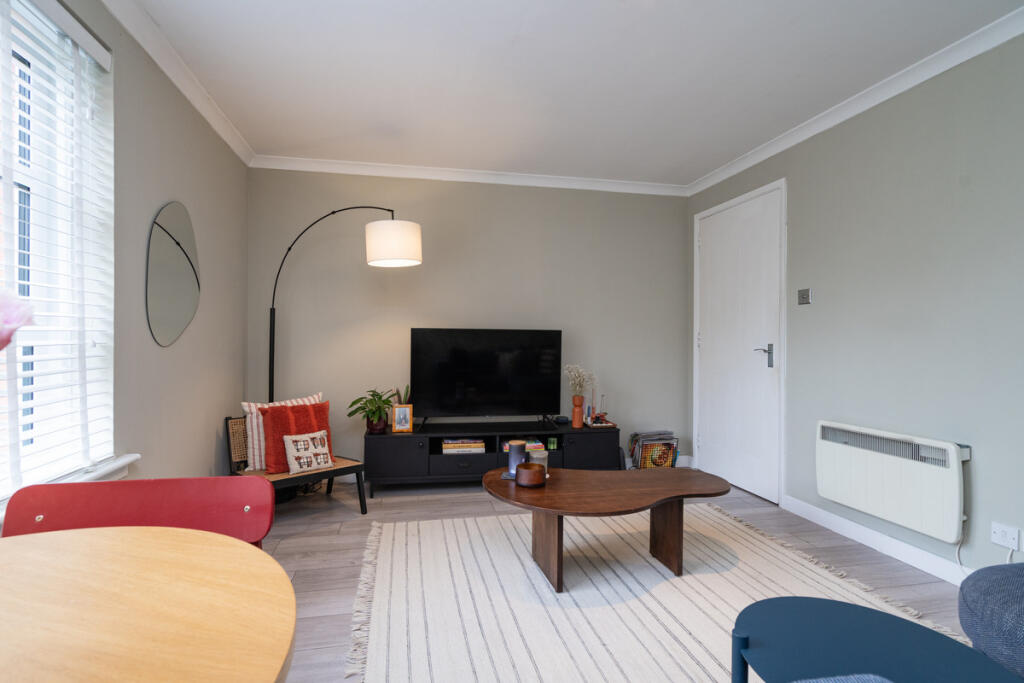 Apartment in Edinburgh, The Shore, Leith - More