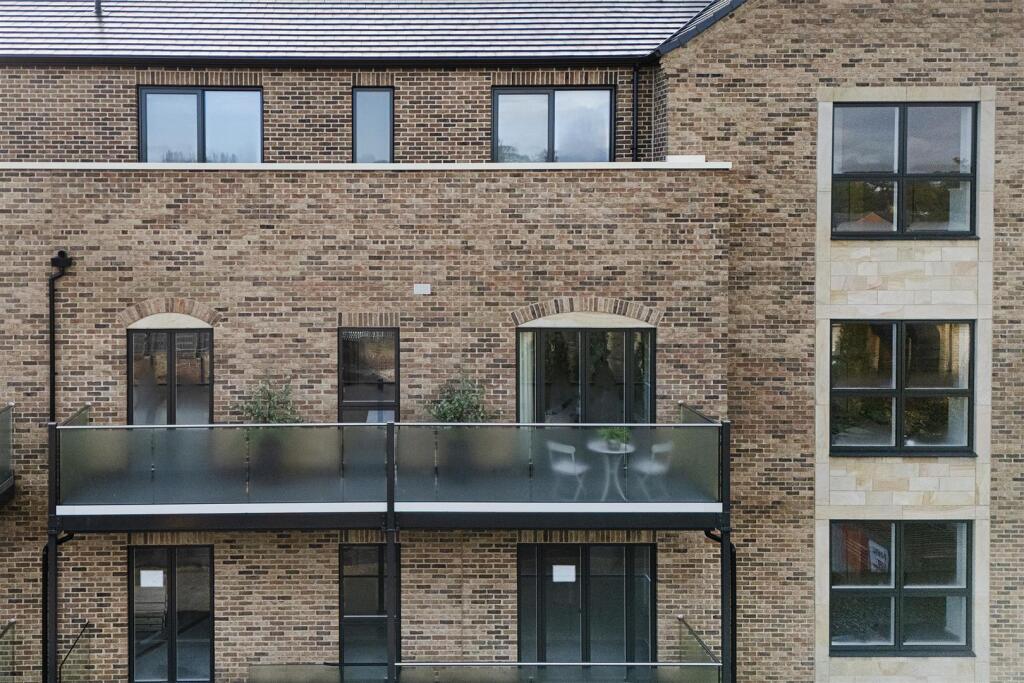 Apartment in Kirklees, Mirfield - View 2