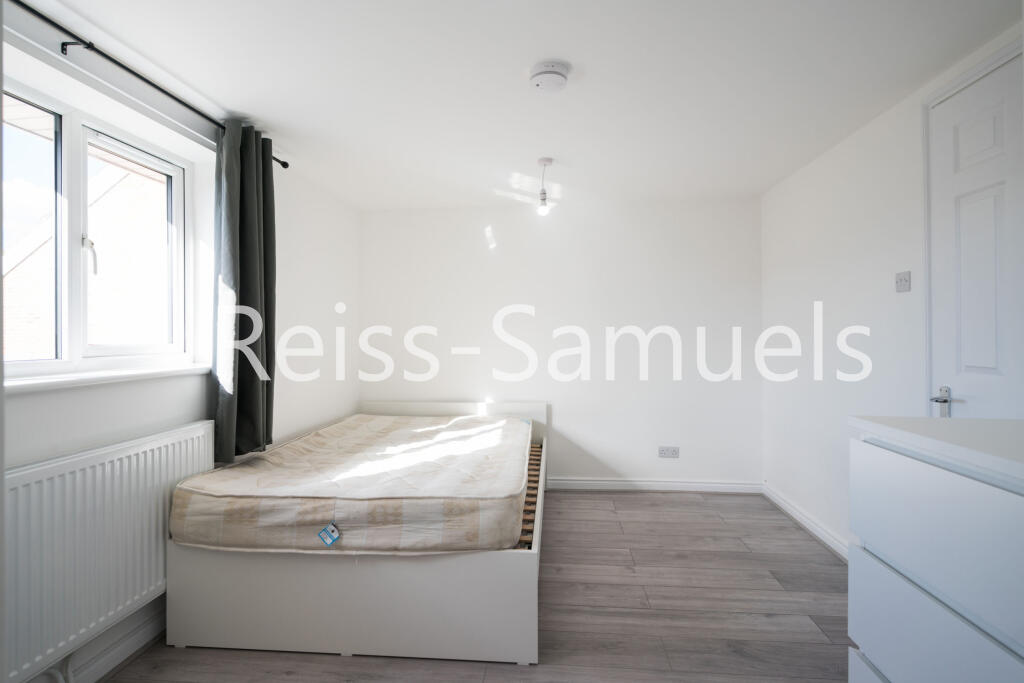 6 bedroom semi-detached house for rent